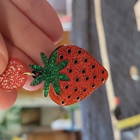 🤎 Glitter Strawberry Drop Earrings - Picture 7 of 7